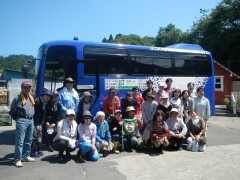 天ぷら油バスの前で、ザ・ピープル吉田さんと一緒に集合写真。