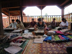 バナナ繊維の織物作業